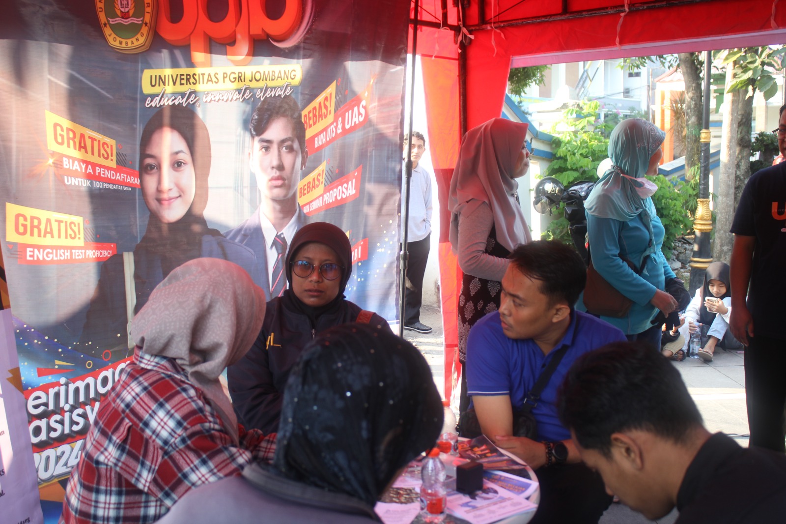 Foto: Antusiasme masyarakat saat melakukan pendaftaran langsung untuk kuliah di Prodi Bahasa Inggris Universitas PGRI Jombang.