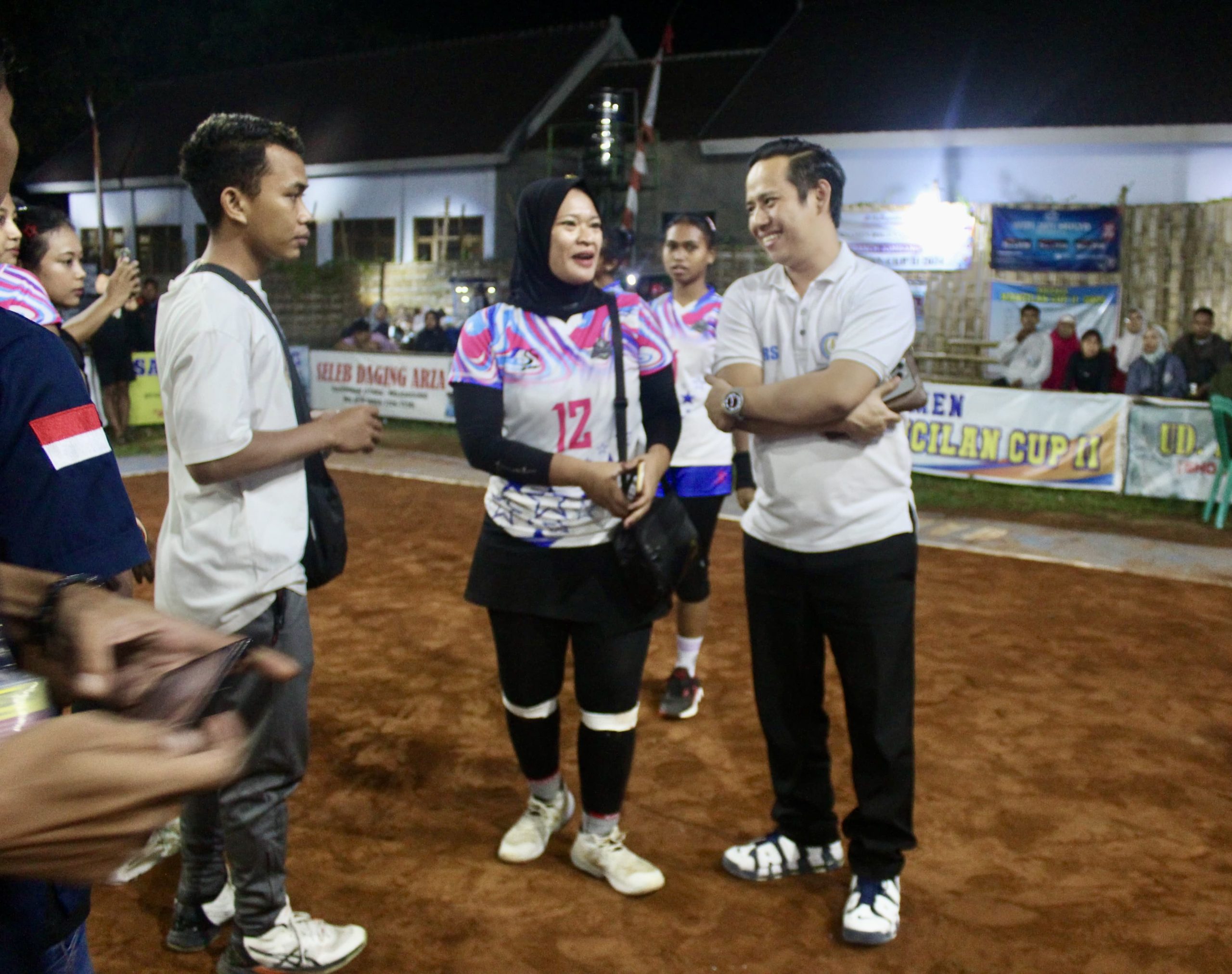 Foto: Ketua PWO Jombang bercengkrama akrab dengan Wulan pemain senior dari tim TBS.