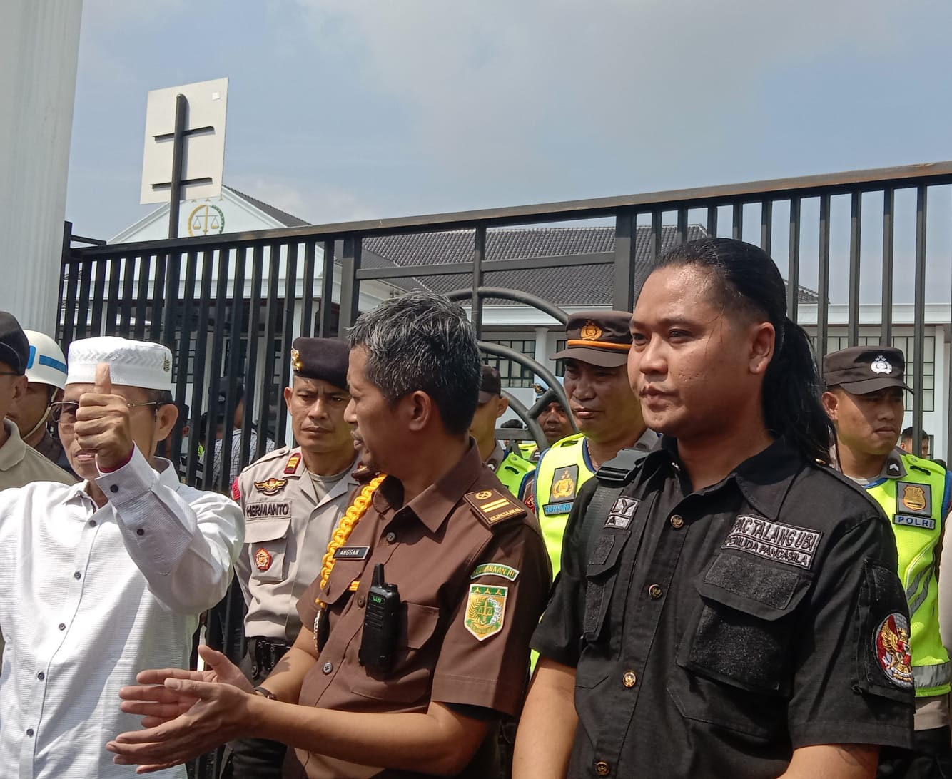 Foto: Bapak Anggan (bidang kehukuman dari Kejari) dan Bang Stelly.