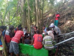 Pompa Hidram Rusak, Warga 2 Desa di Fatukopa Gotong Royong Memperbaiki