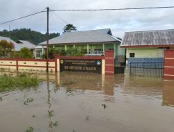 KEPALA DINAS KETENAGAKERJAAN DAN TRANSMIGRASI PROVINSI MALUKU UTARA MEMBERIKAN BANTUAN SOSIAL KORBAN BANJIR DI SEKOLAH SD NEGERI 2 DESA MAIDI TIDORE KEPULAUAN MALUKU UTARA