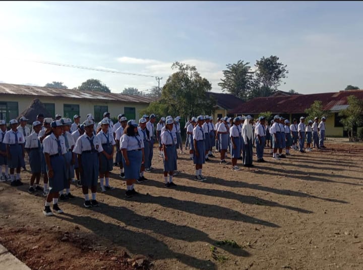 Foto: Peserta didik baru SMA Swasta Pelita Karya dalam mengikuti upacara pembukaan MPLS.