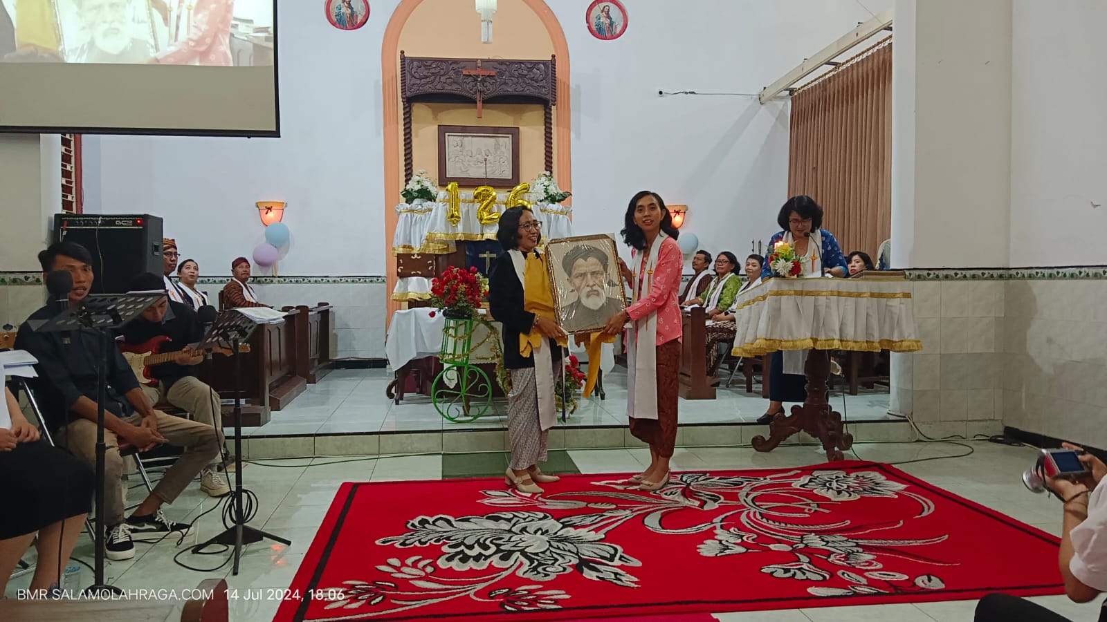 Foto: Buka kado dari pemerhati sejarah Gereja Bapak Wiryo Widianto.