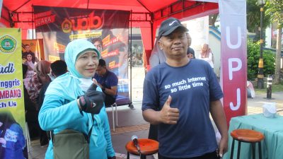 Foto: KAPRODI Bahasa Inggris UPJB, Dr. Moh. Fajar, SS. M.Pd. hadir secara langsung dan menyapa masyarakat Jombang dalam keceriaan Car Free Day Minggu pagi di depan Graha Media Jombang.