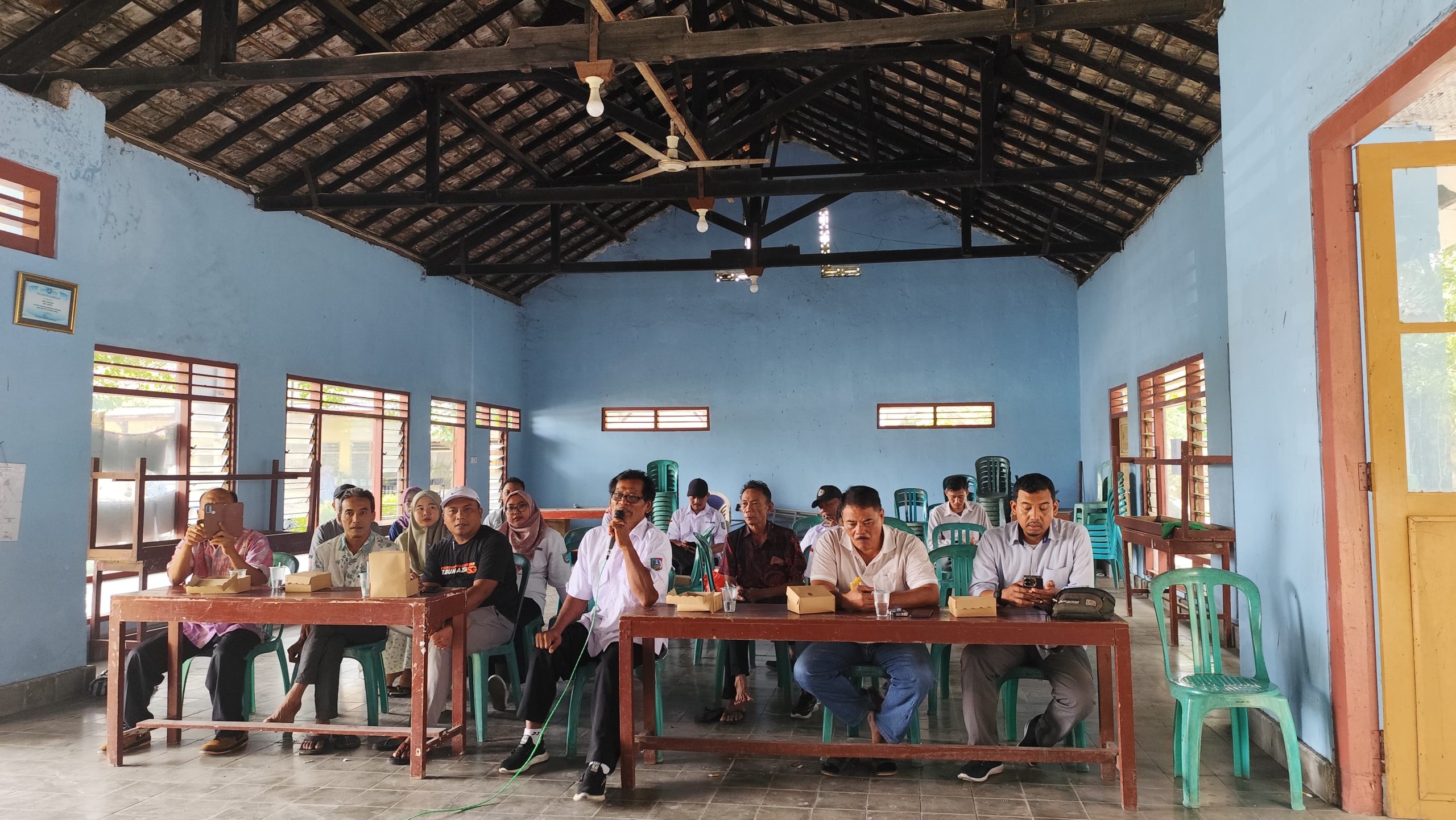 Foto: Tokoh Masyarakat dan Organisasi Kepemudaan Desa Kwaron hadir sebagai peserta MUSDES dan sepakati dibentuknya POKDARWIS.