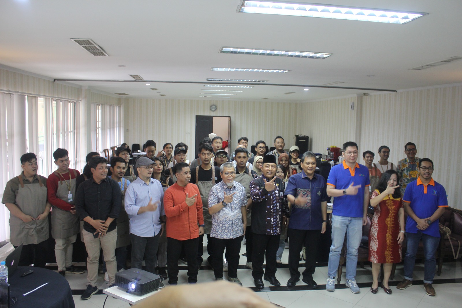 Foto: Kementrian Koperasi dan UMKM, Dinas Koperasi dan UKM Jombang, jajaran direksi Trans Indonesia Supercorridor dan seluruh peserta Program Peningkatan SDM dan Kompetensi Barista.
