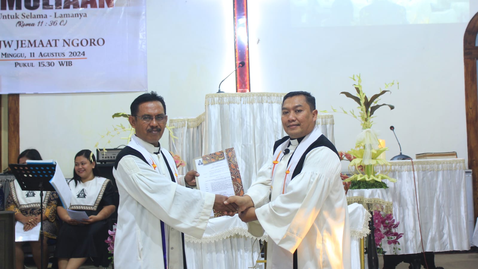 Foto Penyerahan SK Emiritasi oleh Pdt. Natael ke Pdt. Em. Yuedi K.