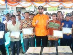 BUPATI HALMAHERA SELATAN BERI BANTUAN MESIN KEPADA PARA NELAYAN