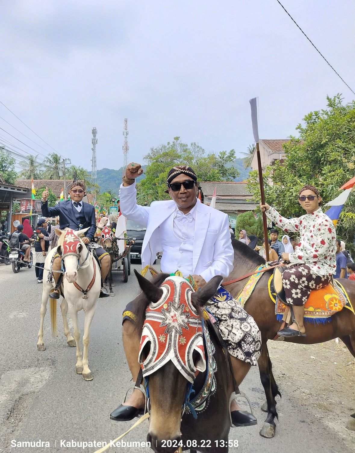 Samping kiri : Kepala Desa Jatijajar, Zulmiyatno Tengah : Camat Ayah, Arif Rahmadi, S.Sos. Samping kanan : Ketua Karang Taruna Desa Jatijajar.