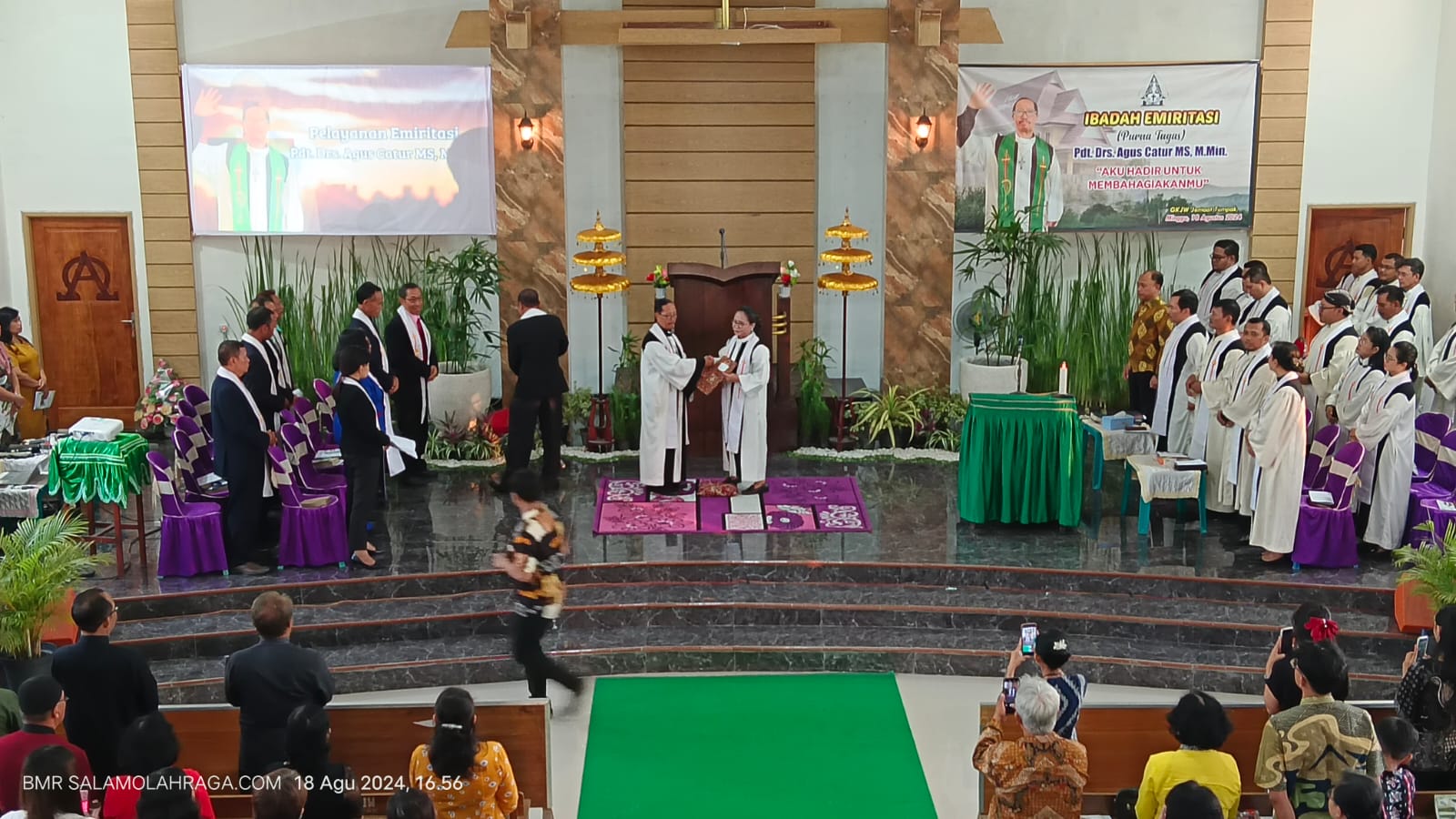 Foto: Penyerahan SK Emiritasi dari Majelis Agung kepada Pendeta Agus Catur.