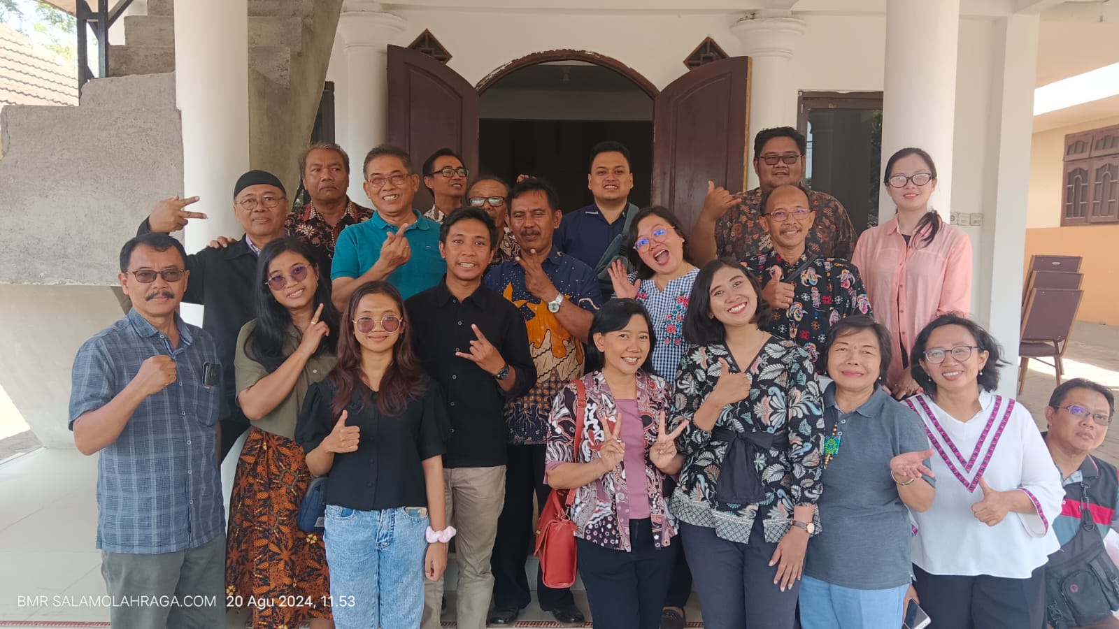 Foto bersama saat boyongan ke tempat tinggal Pdt. Em. Yuedi K di Desa Tejowangi Pasuruan.
