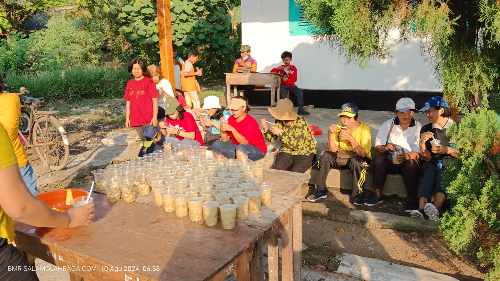 Foto: Makan kacang ijo bersama.