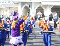 Berbagai Kreasi Kostum Warnai Pawai Peringatan HUT RI di MI Alfithrah Surabaya