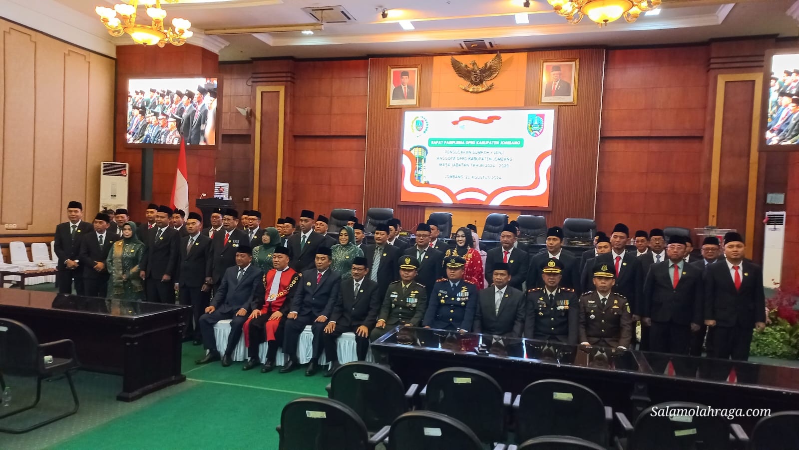 Foto: 50 Anggota Dewan terpilih masa jabatan 2024 - 2029 telah diambil sumpah dan janji yang telah diucapkannya dalam rapat paripurna DPRD Kab. Jombang.
