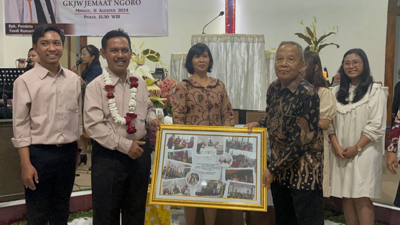 Foto: Pdt. Em. Yuedi K bersama keluarga.