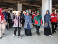 Ketua PKK Surabaya Datangi MI Al Fithrah untuk Mendampingi Santri yang Imunisasi