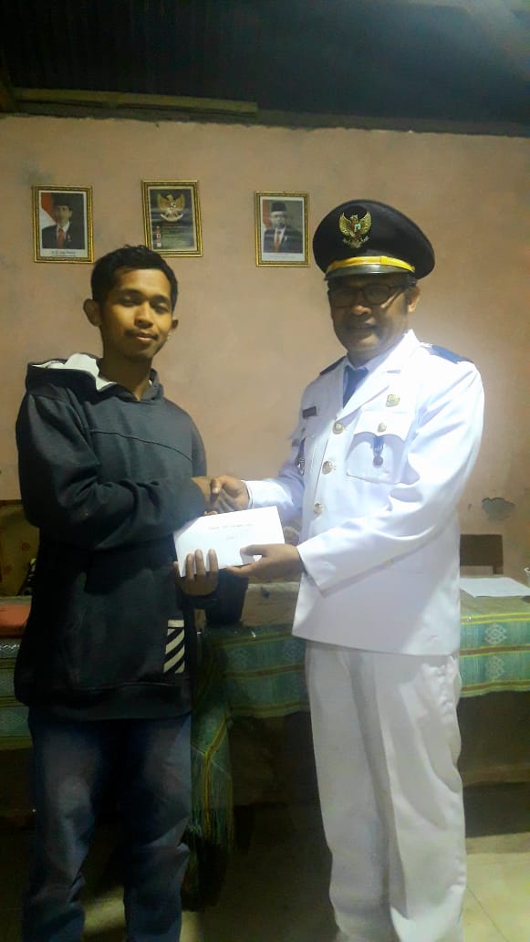 Foto: Penyerahan hadiah kepada juara 1 oleh Camat Amanuban Barat.