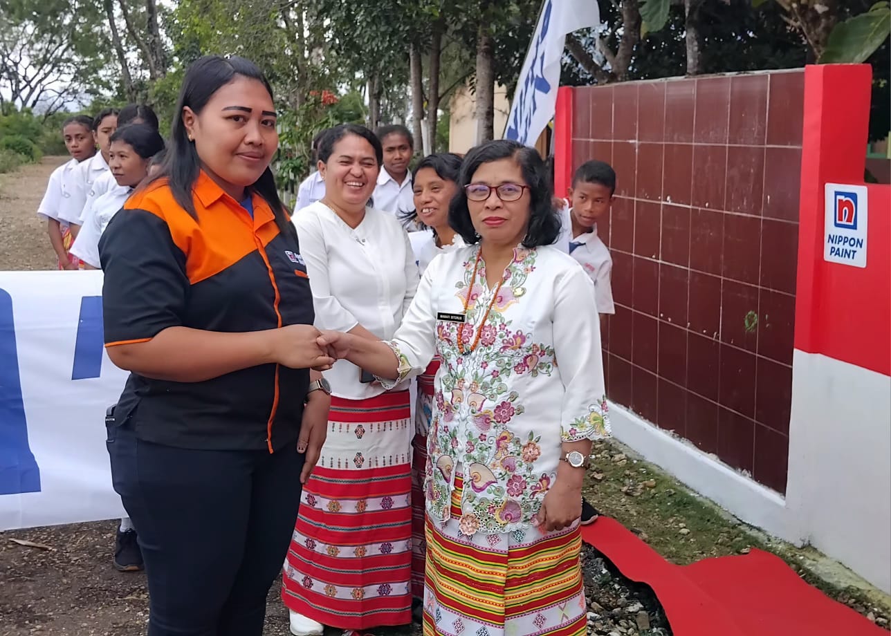 Foto: Kepala Sekolah SMP Negeri 1 Sakteo Mawati Sitorus, S.Pd (kanan) bersama Leader Nippon Paint Yuningsih Tohari (kiri).