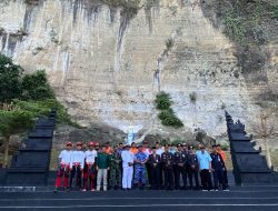 PENGIBARAN SANG SAKA MERAH PUTIH RAKSASA DI PANTAI MENGANTI KEBUMEN