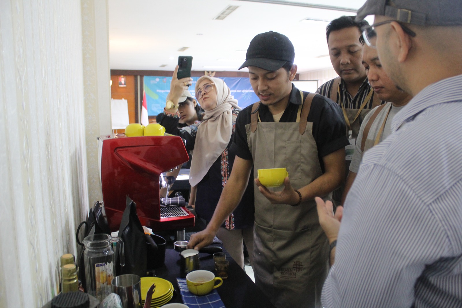 Foto: Pelatihan meracik Latte dan Cappucino dengan menggunakan mesin.