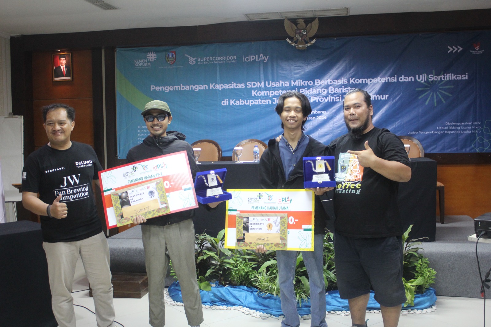 Foto: Pemenang Kompetisi Barista (dari kanan) Juara I dan II saat setelah pemberian penghargaan di Hotel YUSRO Jombang.