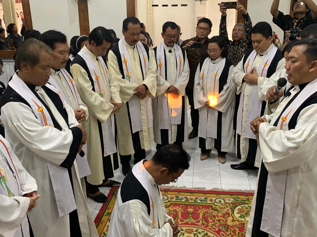 Foto: Prosesi Emiritasi yang dipimpin langsung oleh Pdt. Natael Ketua Majelis Agung GKJW.