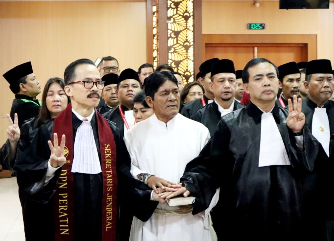 Foto: Ir. Soegiharto Santoso, SH. dan Brigjen. (Purn) Dr. dr. Nana Sarnadi, SpOG., SH., saat disumpah bersama rekan-rekan dari PERATIN dan rekan-rekan dari OA lainnya di Pengadilan Tinggi Banten.