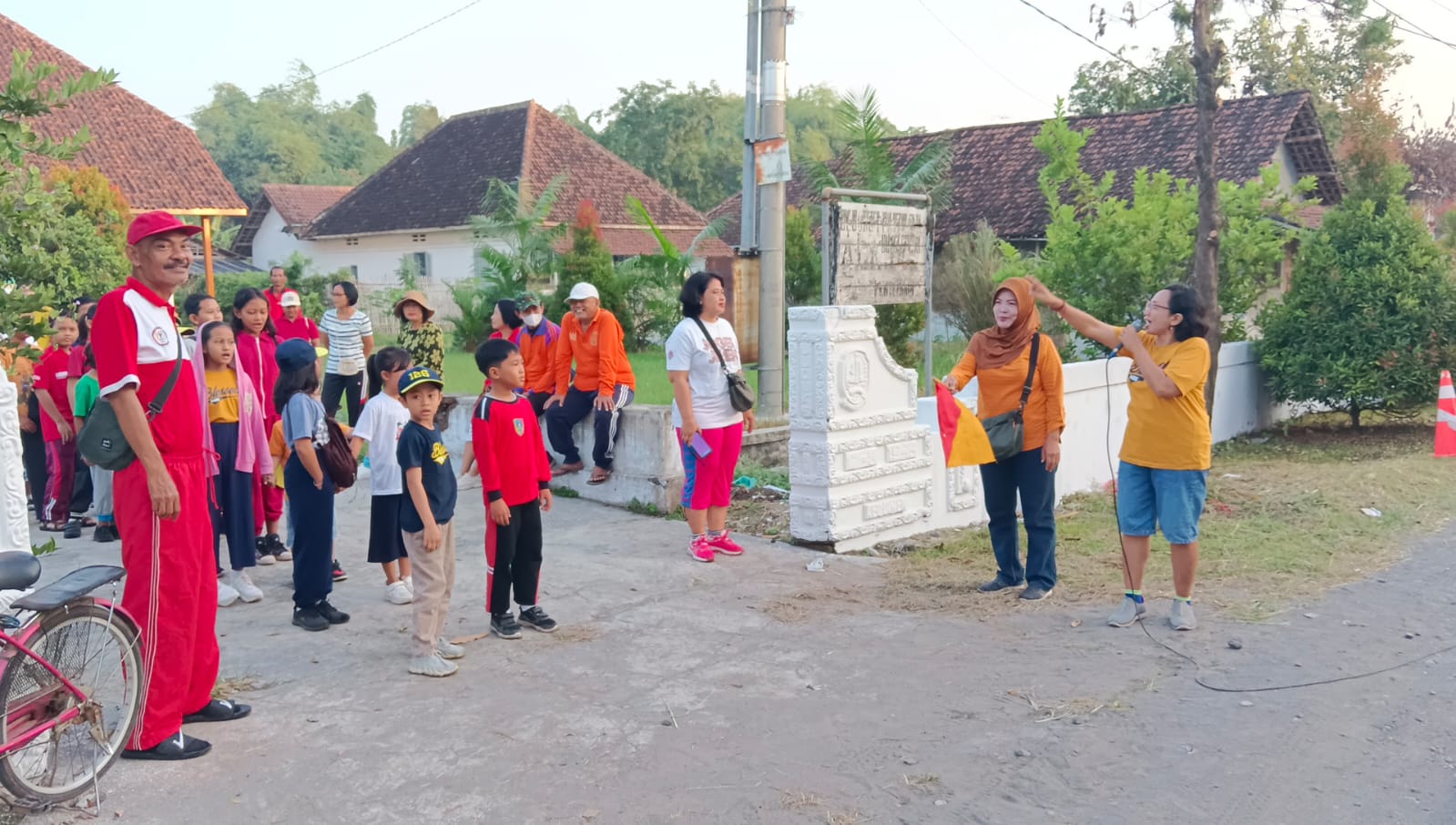 Foto: Bu Lurah Khabibah dan Bu Pdt. Ridha membuka start.