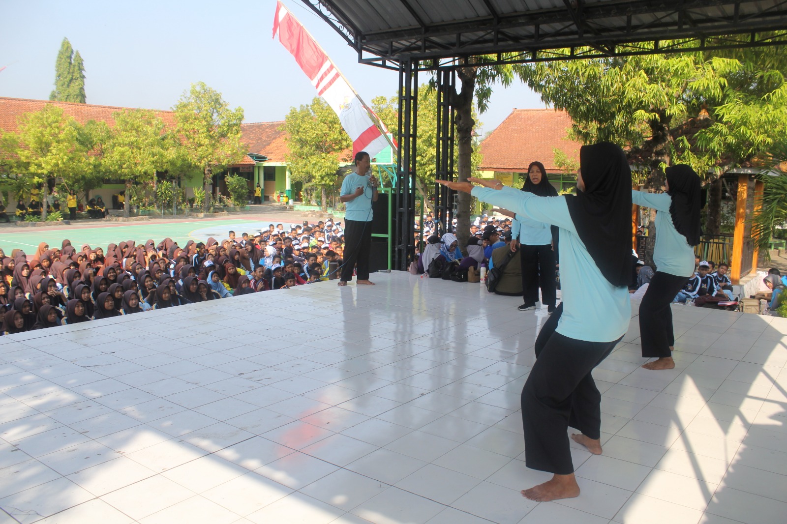 Foto: INORGA Satria Nusantara saat menunjukkan gerakan olah pernafasan di depan seluruh siswa.