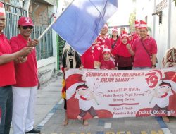 Warga RT 04 RW 06 Kelurahan Manukan Kulon Gelar Jalan Santai Gembira Bertabur Doorprize
