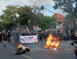 Gabungan Pergerakan Rakyat Amankan Konstitusi di Laweyan Solo Menggelar Demo Kawal Putusan MK
