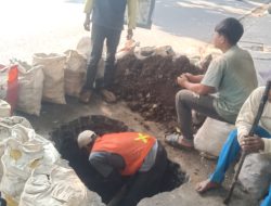 Pekerja Galian PDAM Tirtawening Kota Bandung Tidak Memakai Alat Safety dalam Bekerja