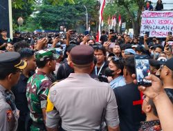 Mahasiswa Solo Tuntut Adili Rezim dan Kembalikan Demokrasi