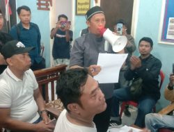 Warga Blok Sarikuning Desa Silihwangi Bantarujeg Majalengka Datangi Kantor Desa untuk Menolak Penambangan Pasir di Gunung Sireum
