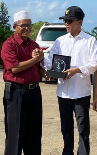 Foto: Wakil Walikota Batam Amsakar Achmad, S.Sos, M.Si menerima cinderamata dari Ketua PD. Muhammadiyah Batam Zarmi Mazridanto, S.Kom.