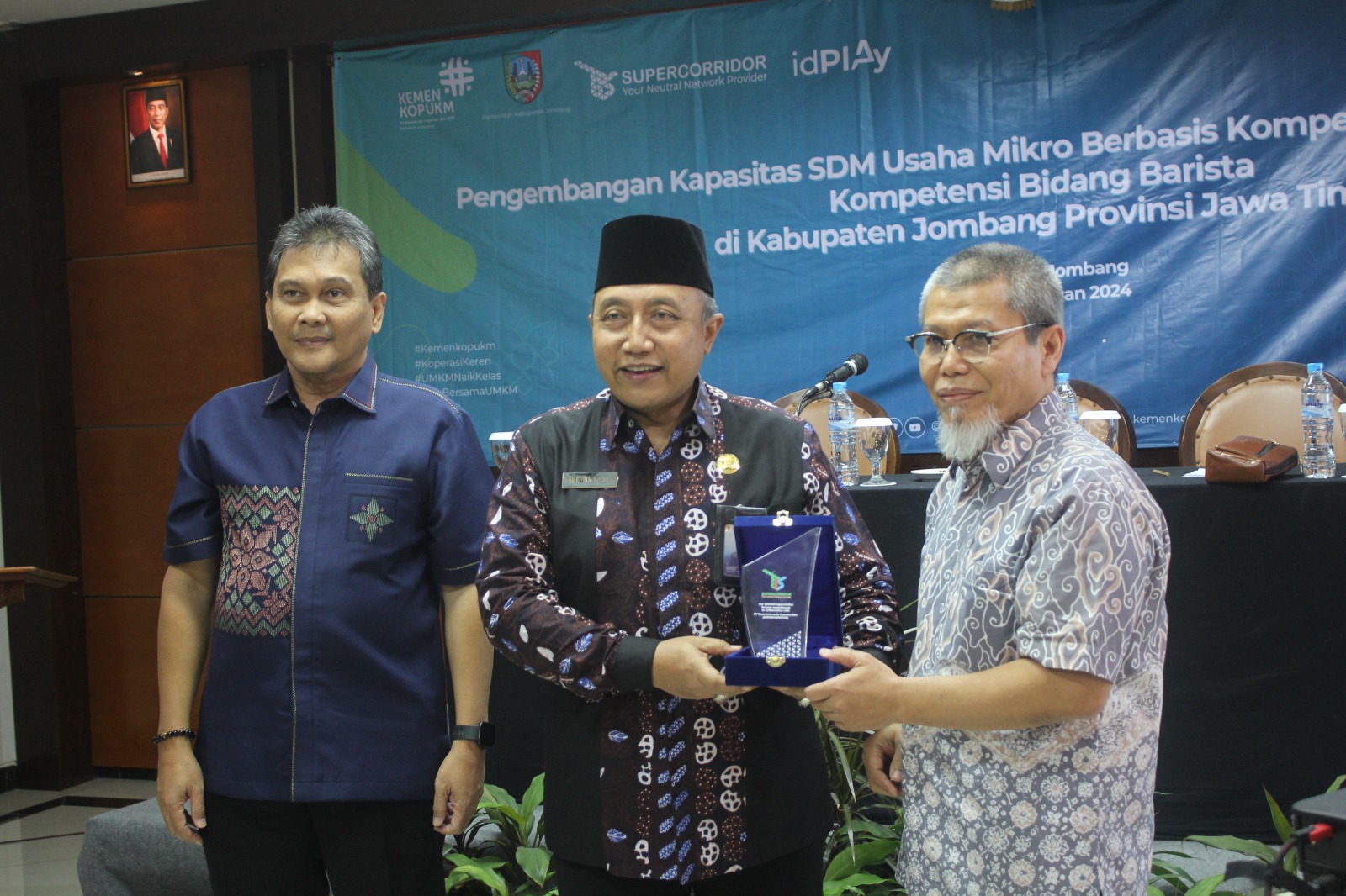 Foto: Kadis Koperasi dan UKM Jombang menerima tanda kerjasama dari PT. Trans Indonesia Supercorridor.