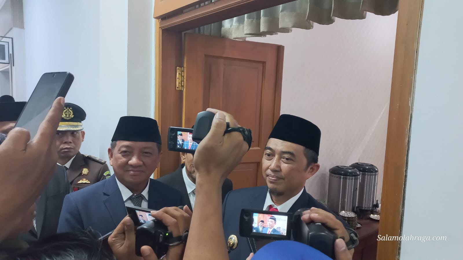 Foto: Pj. Bupati Jombang Teguh Narutomo didampingi Sekda Agus Purnomo saat memberi pernyataan terkait kasus asusila di DISDIKBUD dalam sesi wawancara pasca rapat paripurna.