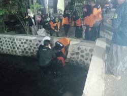 AKSI TEATRIKAL DAN SIMULASI BENCANA BANJIR WARNAI PENUTUPAN KKN KPM 13 UNIPDU JOMBANG