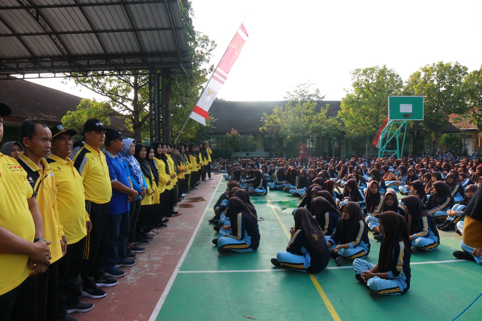 Foto: Ketua KORMI Jombang bersama seluruh jajaran dewan guru dan seluruh siswa SMPN 1 Sumobito.