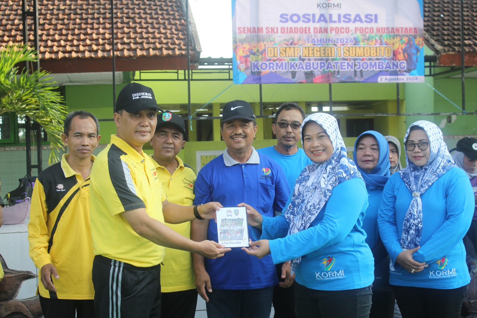 Foto: Penyerahan CD Senam Jadul dan Poco - poco Nusantara dari KORMI Jombang ke SMPN 1 Sumobito Jombang.