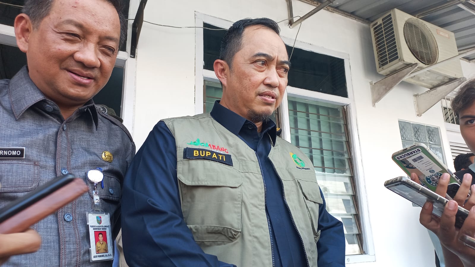 Foto: Teguh Narutomo Pj. Bupati Jombang saat diwawancarai hasil sidak dan rencana jangka panjangnya.