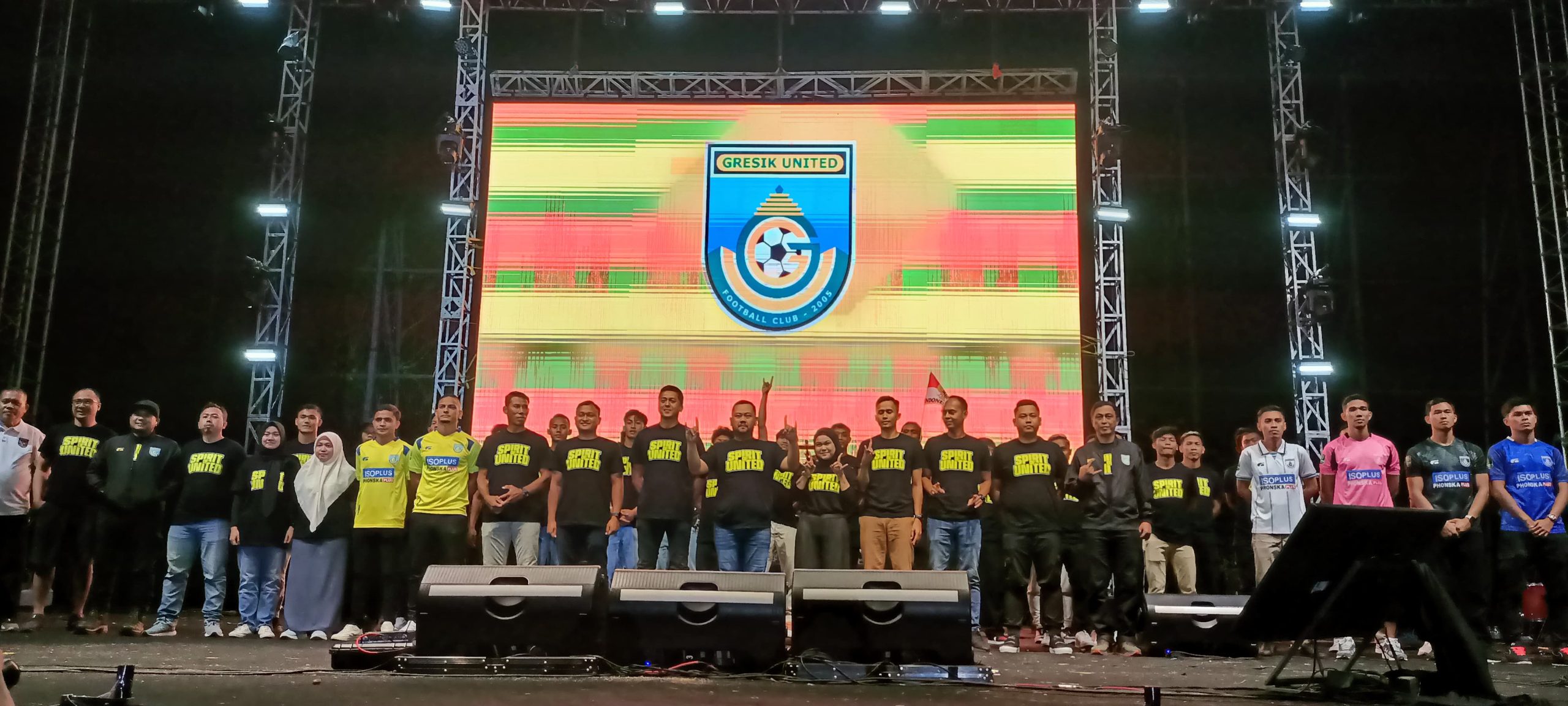 Foto: Bupati Gresik Fandi Akhmad Yani dan CEO Nila Yani Hardiyanti berpose bersama tim manajemen serta pemain.