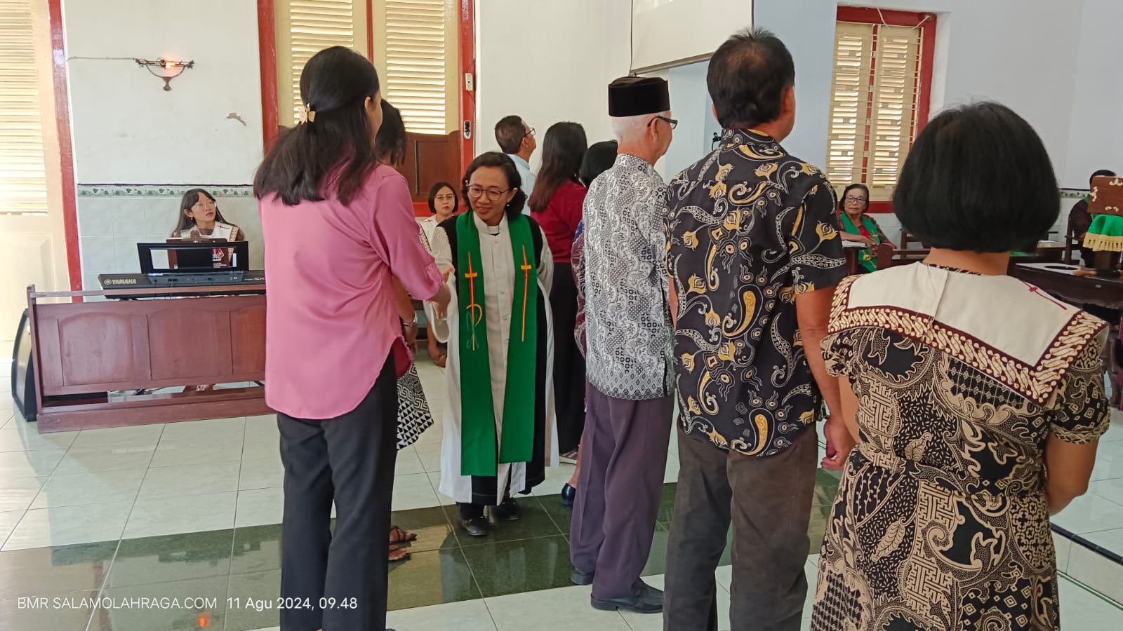 Foto: Setelah dilantik diberi ucapan selamat oleh Pendeta Ridha.