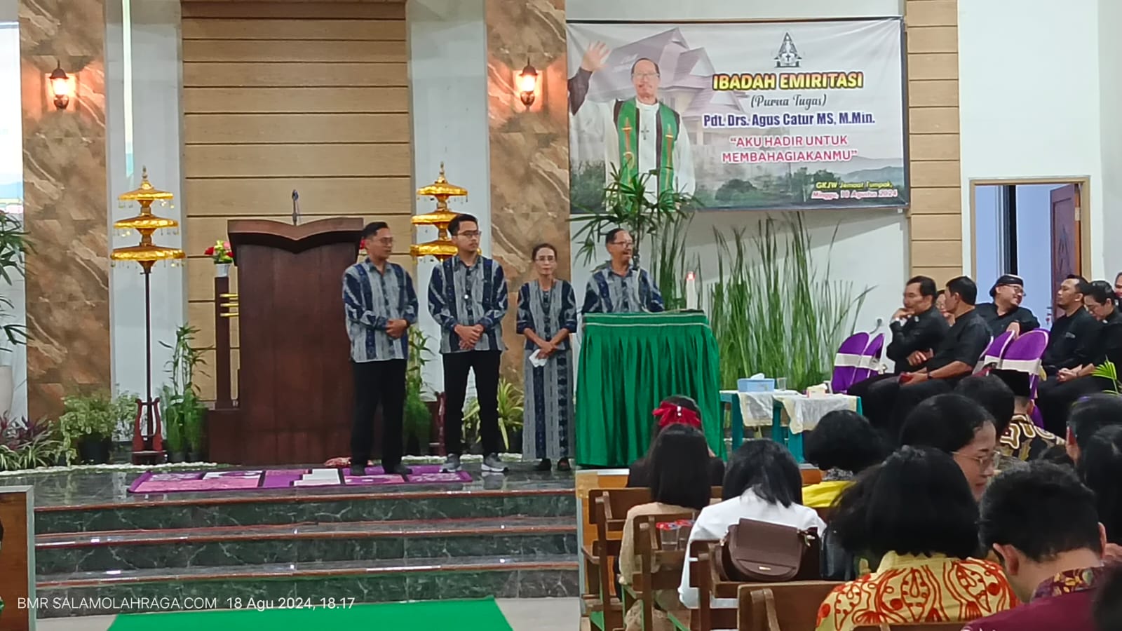 Foto: Pendeta Agus Catur bersama keluarga.