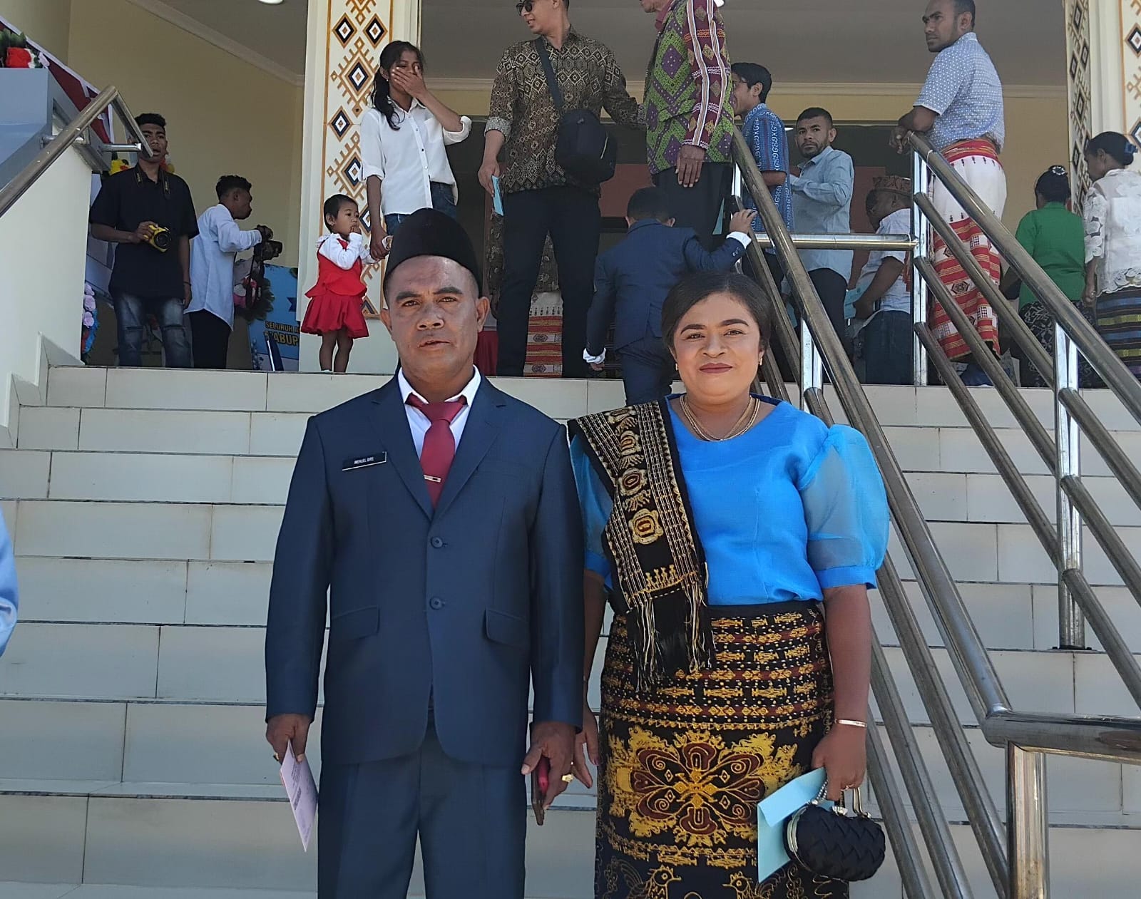 Foto: Anggota DPRD terpilih dari Partai PAN, Imanuel Bire bersama istri.