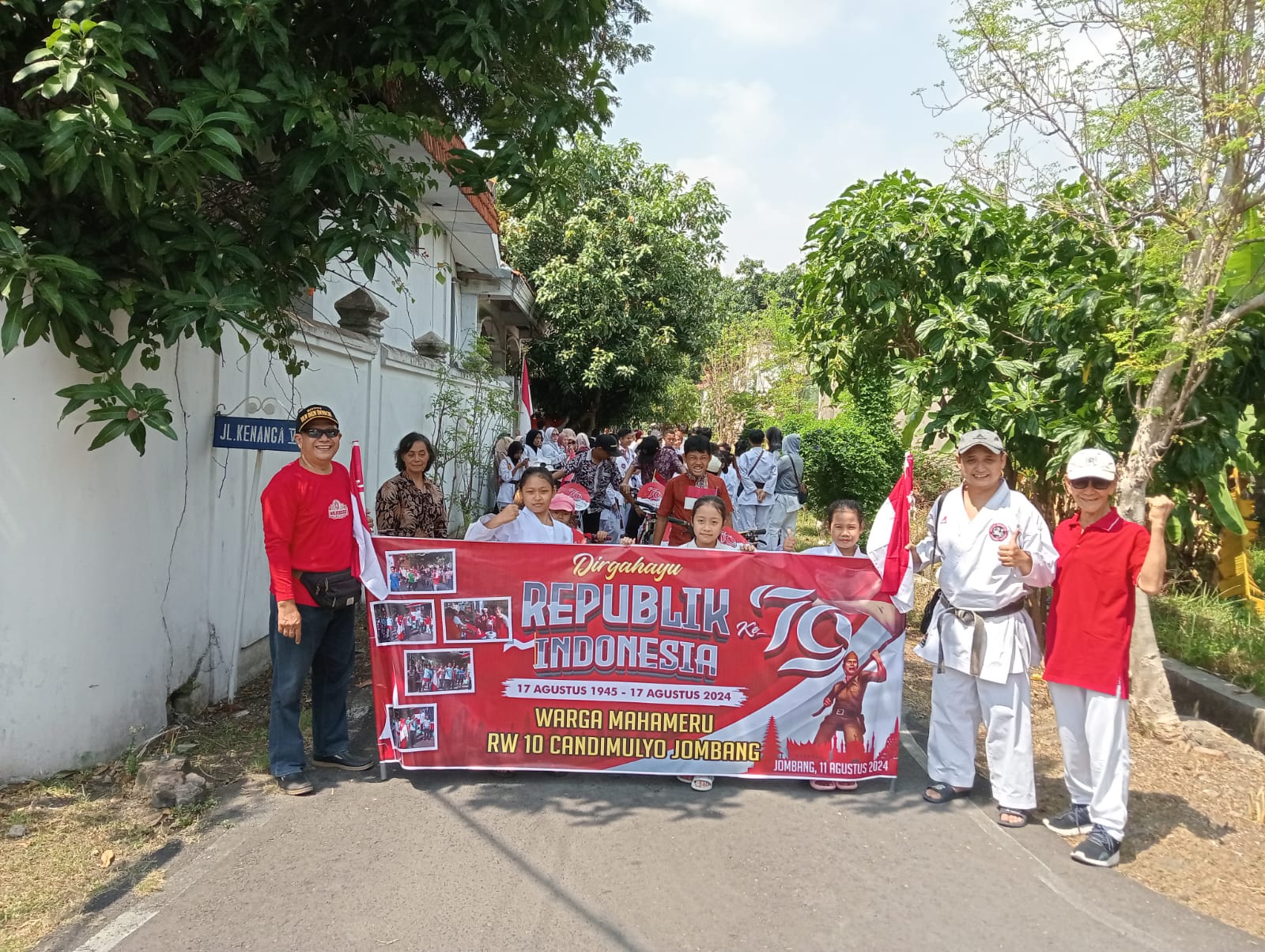 Foto: Gabungan warga RW 10 warga Mahameru bersama Klub AKS.