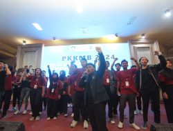 BEM Unitomo Singgung Ketua Umum Golkar di Depan Mahasiswa Baru
