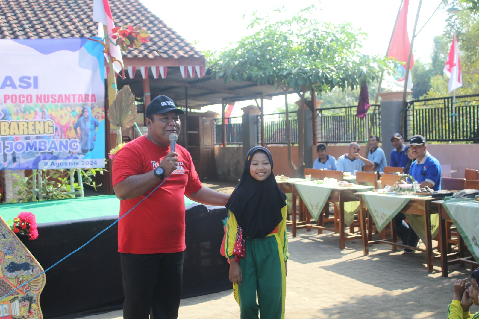 Foto: Anom Antono memberi hadiah uang saku kepada siswa SDN Karangan 2 Bareng saat sosisalisasi Senam SKJ Jadul dan INORGA KORMI Jombang.