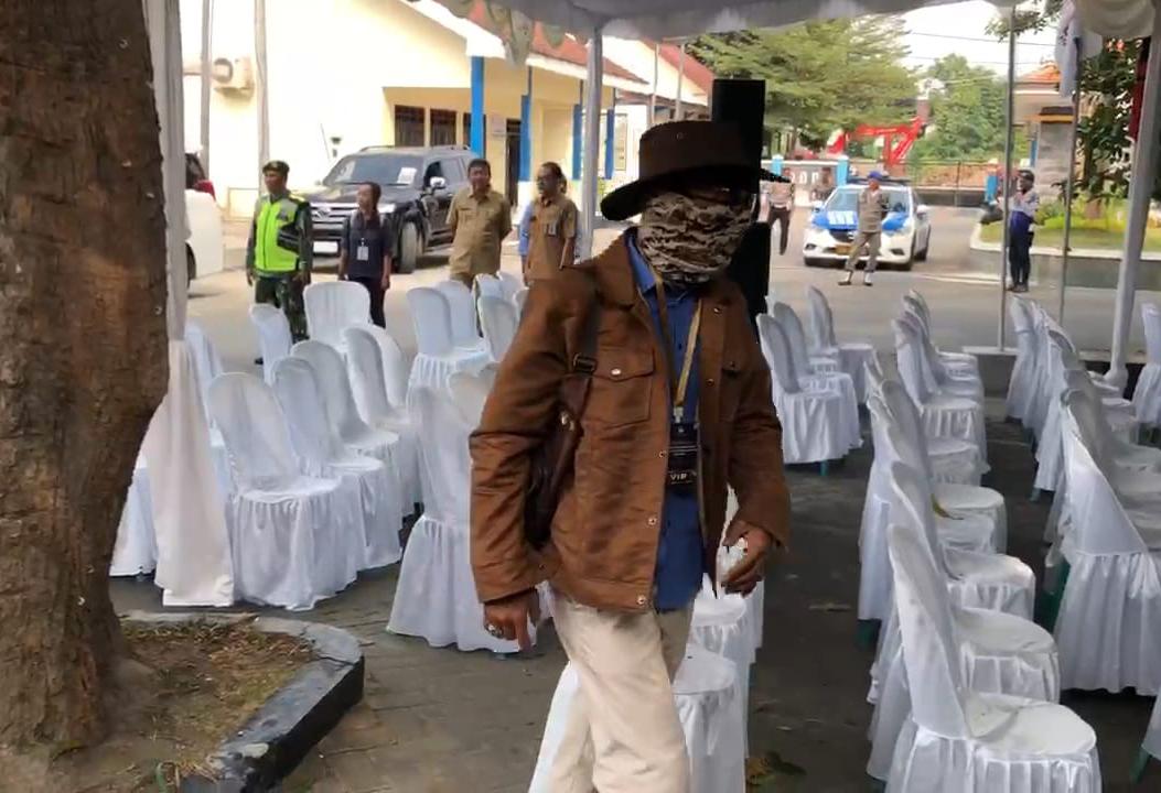 Foto: Sosok misterius yang datang di KPU ternyata Kades Plosogeneng Jombang.