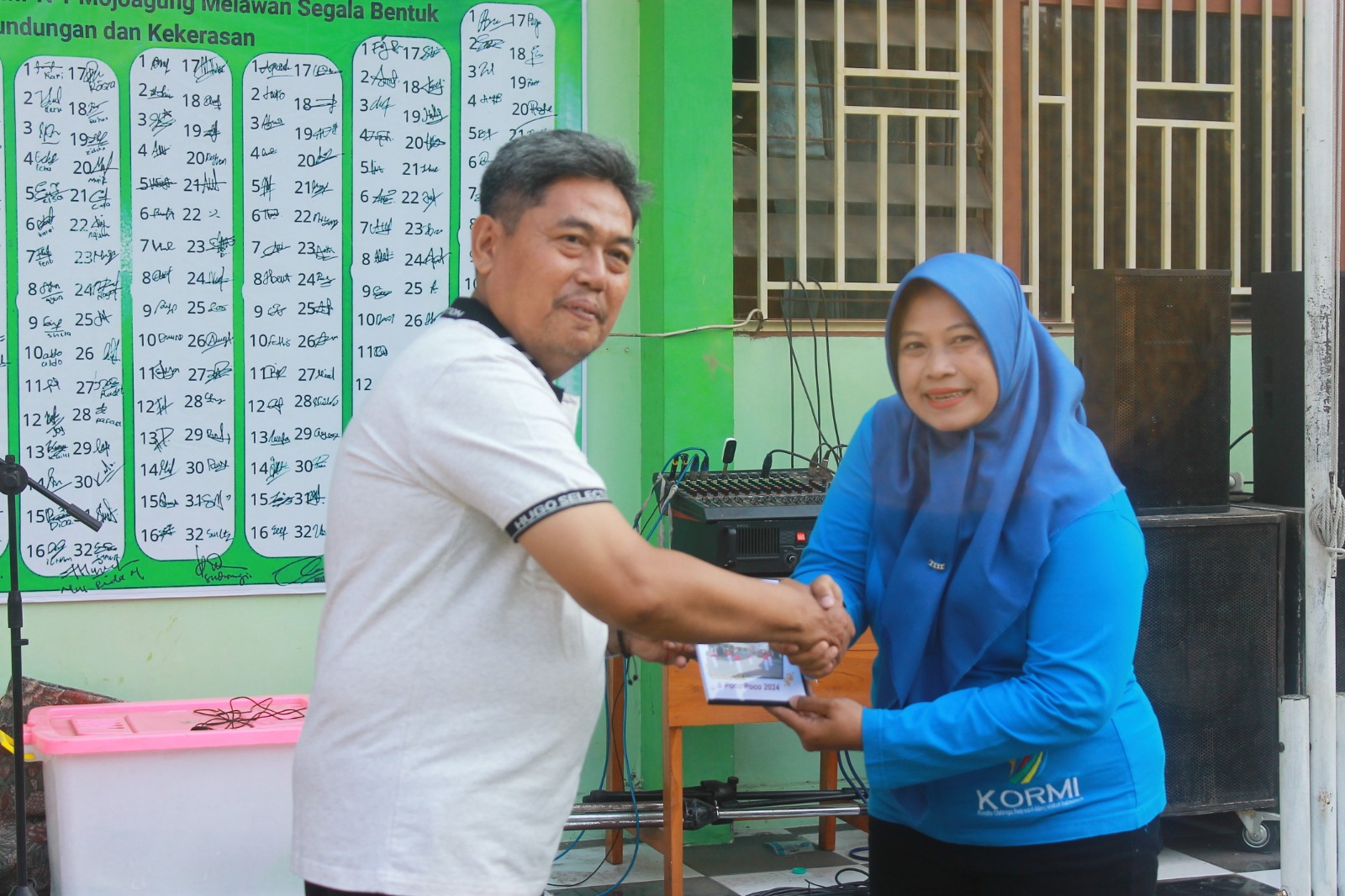 Foto: Wiwin Sumrambah, S.Pt, menyerahkan CD Senam SKJ Jadul dan Poco - poco Nusantara kepada Kepala SMPN 1 Mojoagung.